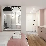 Rose With Bath By Oneapartments