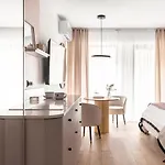 Rose With Bath By Oneapartments